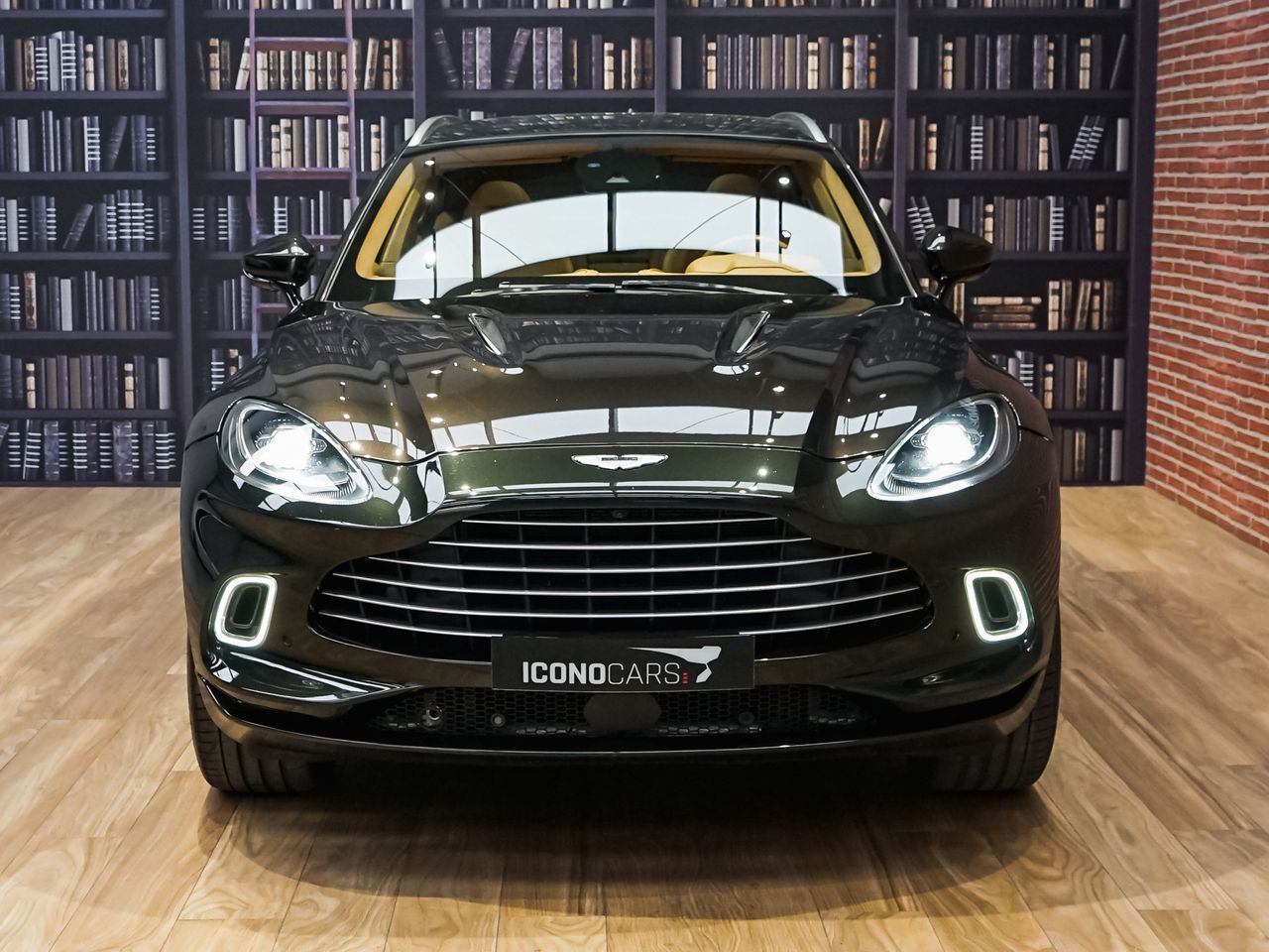 Foto Aston martin DBX 4