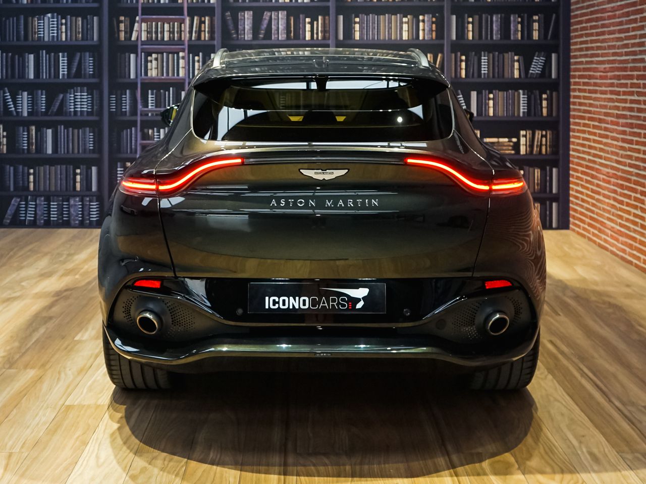 Foto Aston martin DBX 9