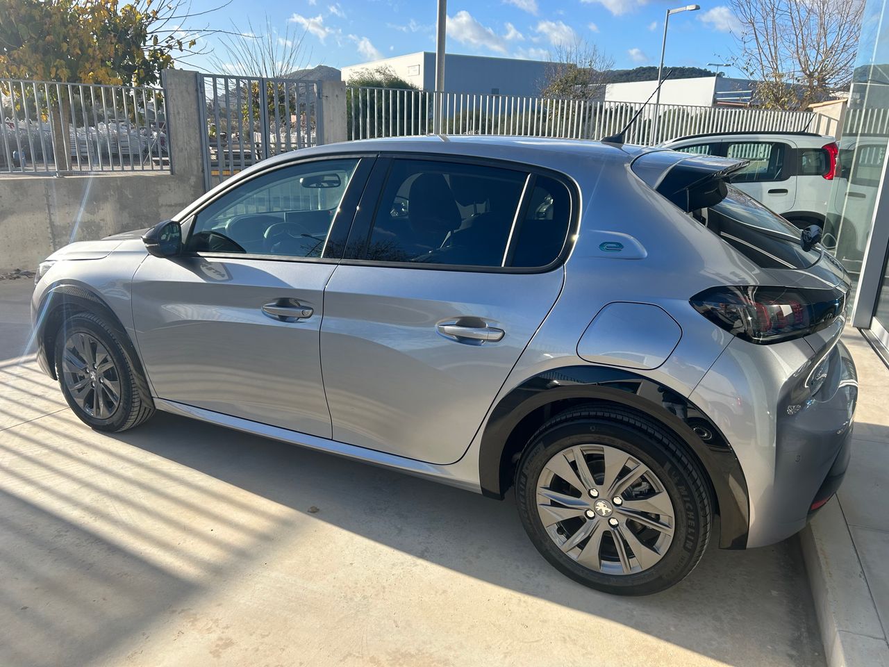 Foto Peugeot e-208 3