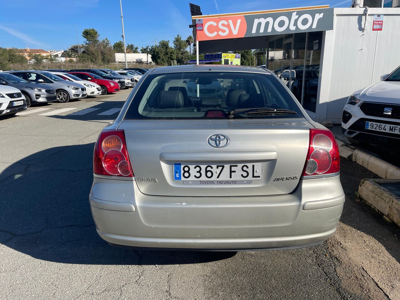 Foto Toyota Avensis 14