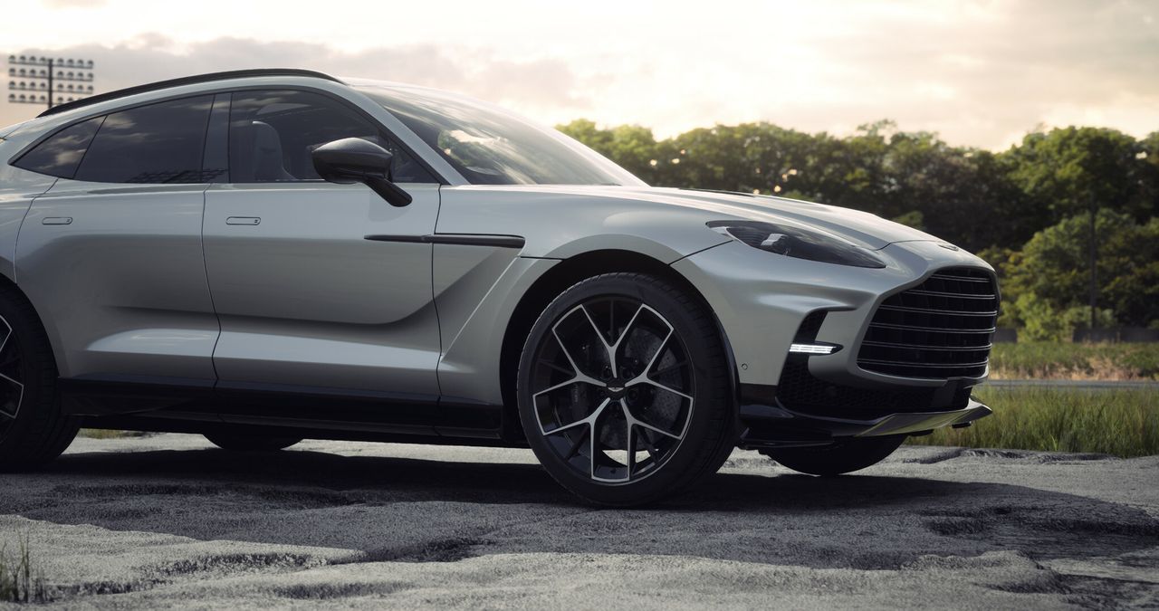 Foto Aston martin DBX 12