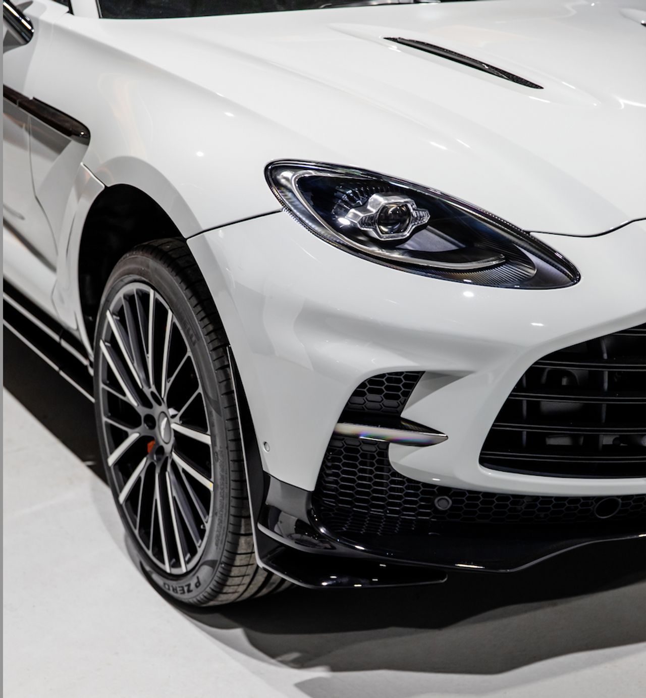 Foto Aston martin DBX 10