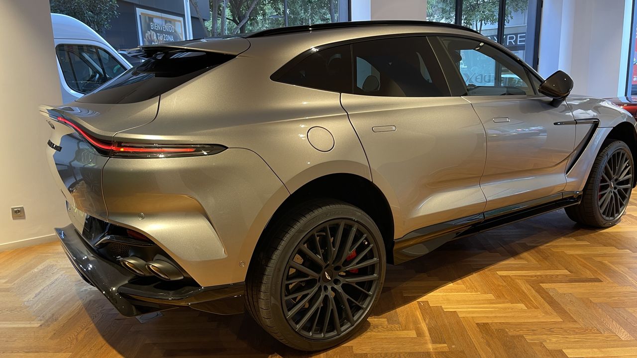 Foto Aston martin DBX 4